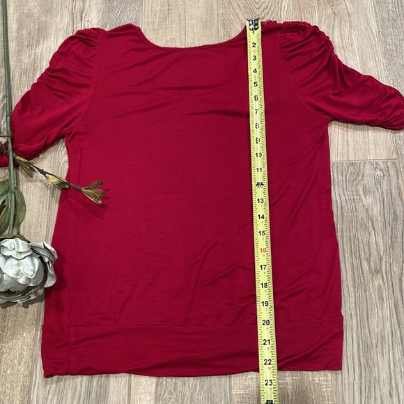 ❗️BUNDLE SALE 4 for $20 - 🎄RED Short sleeve TOP - Picture 8 of 8